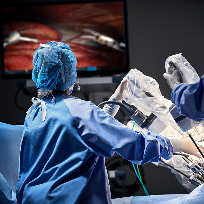 DaVinci OR Staff with Vision Cart